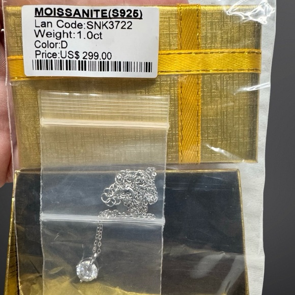 Elegant Silver Necklace with Clear Pendant